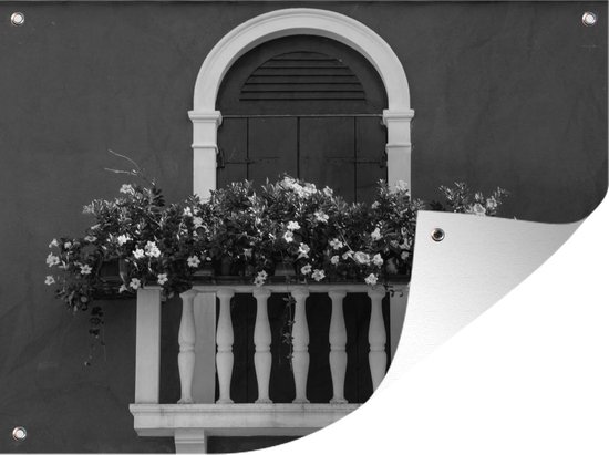 Tuinposter - Tuindoek - Tuinposters buiten - Groot raam met een grote bos bloemen ervoor - zwart wit - 120x90 cm - Tuin