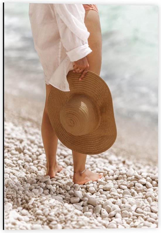 Dibond - Rieten Strandhoed met Vrouw bij Strand - 40x60cm Foto op Aluminium (Wanddecoratie van metaal)