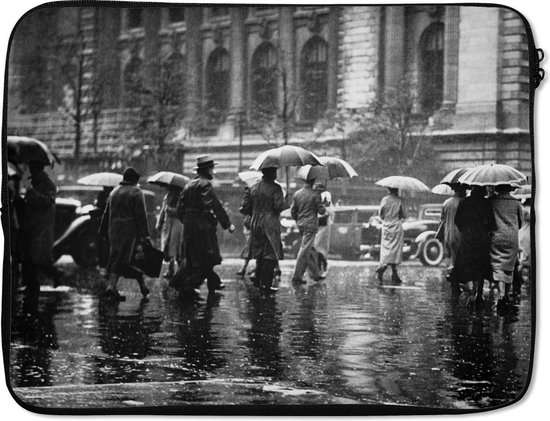 Pochette ordinateur 15 pouces 38x29 cm - New York Luxurydeco - Pochette Macbook & Laptop Les gens marchant dans la rue sous la pluie à New York -noir et blanc - Pochette ordinateur avec photo