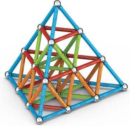 Een Geomag piramide constructie met blauwe, groene en oranje staven op een gele basis.