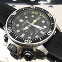 Gedetailleerde close-up van een zwart Citizen Promaster duikhorloge.