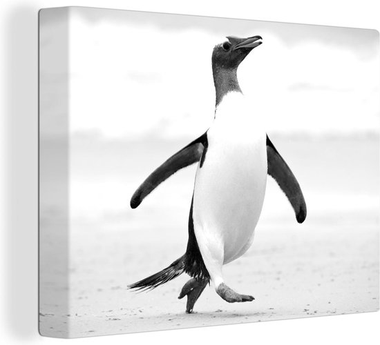 Canvas Schilderij Een pinguïn rent over het strand - zwart wit - 120x90 cm - Wanddecoratie