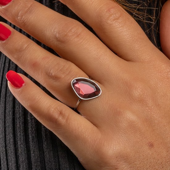 My Bendel - Creatieve Ring Zilverkleurig met Bordeaux Glassteen - Zilverkleurige Aanschuifring - Bordeaux Glassteen - Minimalistisch - met Luxe Cadeauverpakking | Sieraden Voor Dames | Maat 16.00 Mm / Maat 50