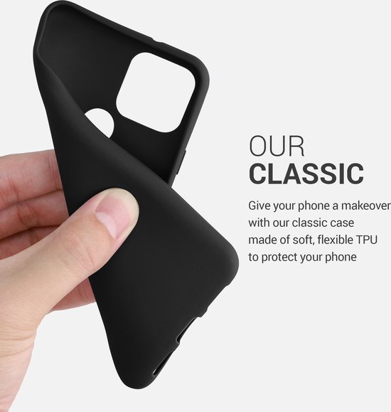 Hand houdt een flexibele, zwarte TPU-hoes vast voor een Google Pixel 5 telefoon.