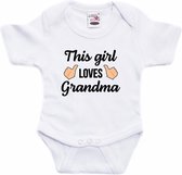 This girl loves grandma tekst baby rompertje wit meisjes - Cadeau oma - Babykleding 68 (4-6 maanden)
