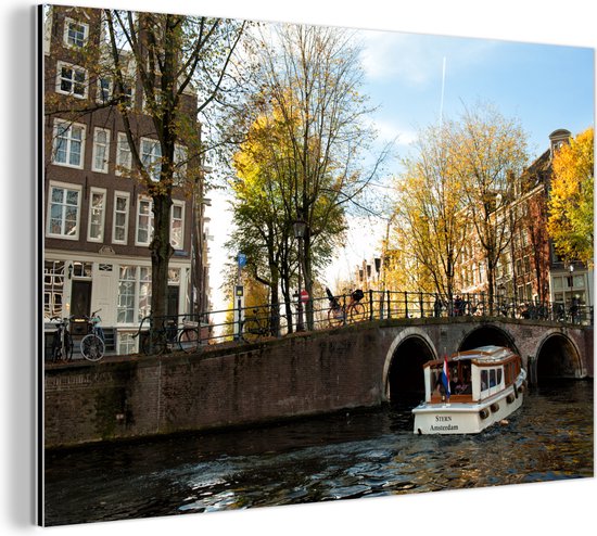 Wanddecoratie Metaal - Aluminium Schilderij Industrieel - Amsterdam - Boot - Water - 90x60 cm - Dibond - Foto op aluminium - Industriële muurdecoratie - Voor de woonkamer/slaapkamer