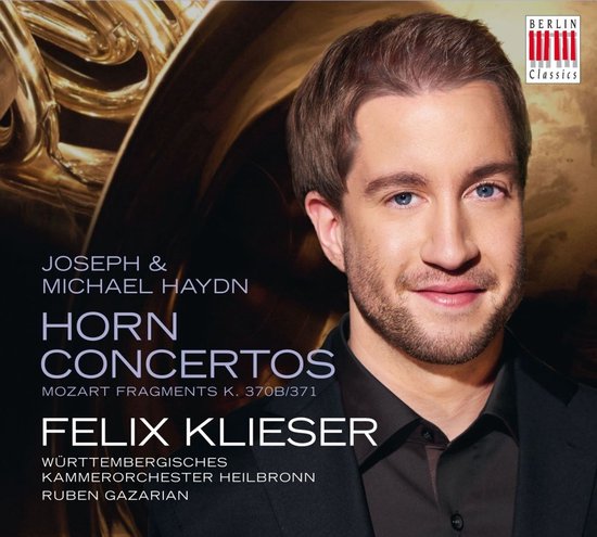 Close-up portret van Felix Klieser met op de achtergrond een gouden hoorn en de tekst "HORN CONCERTOS".