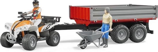 Oranje en witte quad, getrokken door een getrokken aanhanger met een figuur met kruiwagen.
