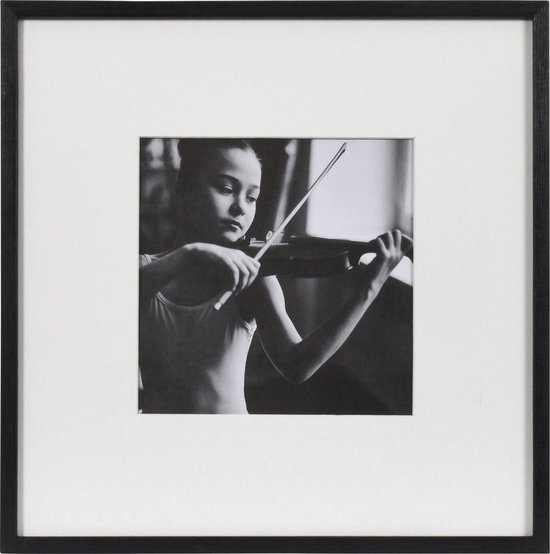 Un cadre photo en bois noir avec un passe-partout blanc et une photo noir et blanc d'une fille jouant du violon.