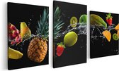 Artaza Canvas Schilderij Drieluik Fruit Met Water Op Zwart Achtergrond - 120x60 - Foto Op Canvas - Canvas Print