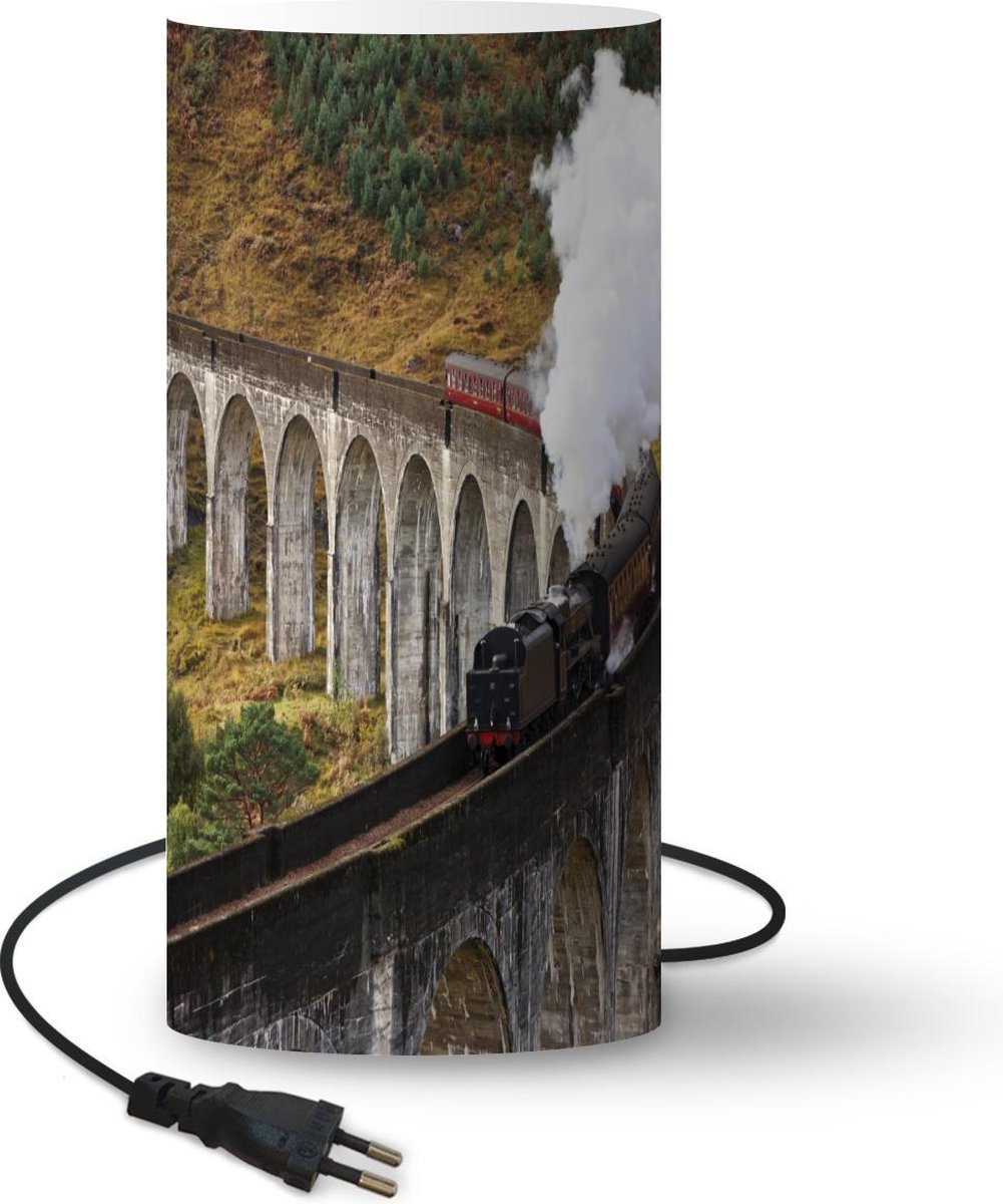 Lamp - Nachtlampje - Tafellamp slaapkamer - Een stoomtrein rijdt over een brug - 54 cm hoog - Ø24.8 cm - Inclusief LED lamp