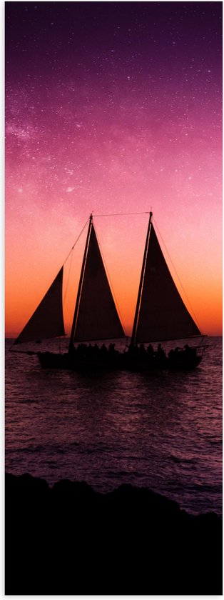 WallClassics - Poster Glanzend – Zeilboot op Zee met paars gele Lucht - 40x120 cm Foto op Posterpapier met Glanzende Afwerking