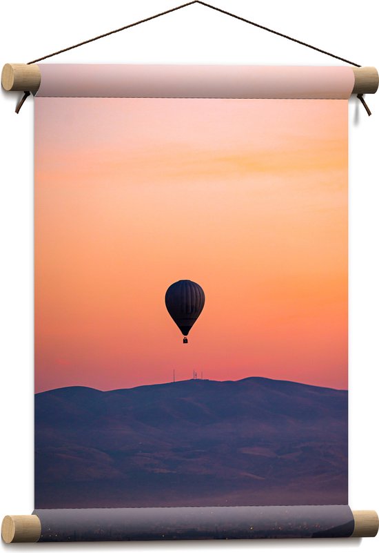 Textielposter - Heteluchtballon boven Berg tijdens Zonsondergang in Turkije - 30x40 cm Foto op Textiel