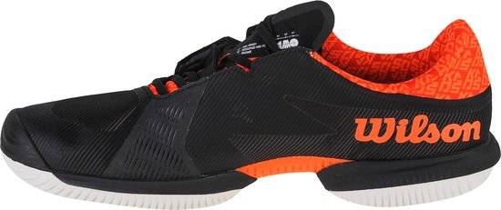 Vue latérale d'une chaussure de tennis noire avec inscription "Wilson" orange et doublure orange.