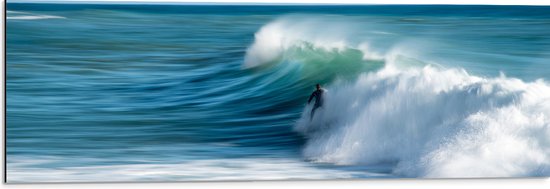 WallClassics - Dibond - Surfer over Razende Golven op Zee - 90x30 cm Foto op Aluminium (Met Ophangsysteem)