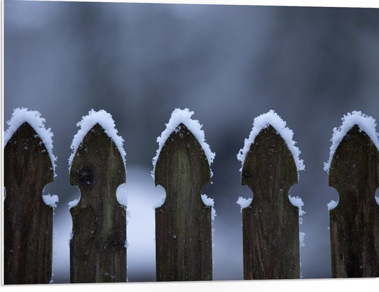 PVC Schuimplaat - Houten Hek met Sneeuw - 80x60 cm Foto op PVC Schuimplaat (Met Ophangsysteem)