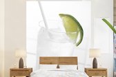 Behang - Fotobehang Een glas gin-tonic en schijfjes limoen - Breedte 195 cm x hoogte 240 cm