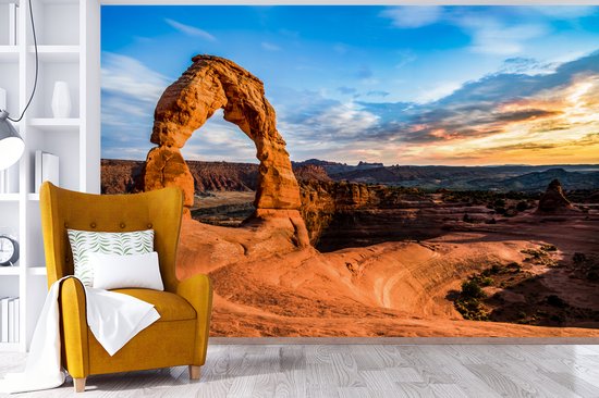 Papier peint Papier peint photo en vinyle - Un ciel coloré au dessus du désert du Parc National des Arches largeur 450 cm x hauteur 300 cm - Tirage photo sur papier peint (disponible en 7 tailles)