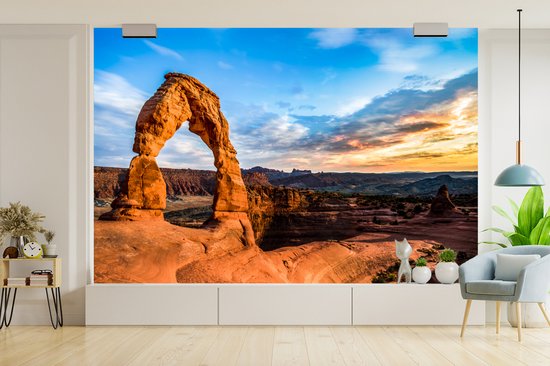 Papier peint Papier peint photo en vinyle - Un ciel coloré au dessus du désert du Parc National des Arches largeur 450 cm x hauteur 300 cm - Tirage photo sur papier peint (disponible en 7 tailles)