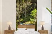 Behang - Fotobehang Rivierbedding in de bossen van het Nationaal park Hohe Tauern - Breedte 120 cm x hoogte 240 cm