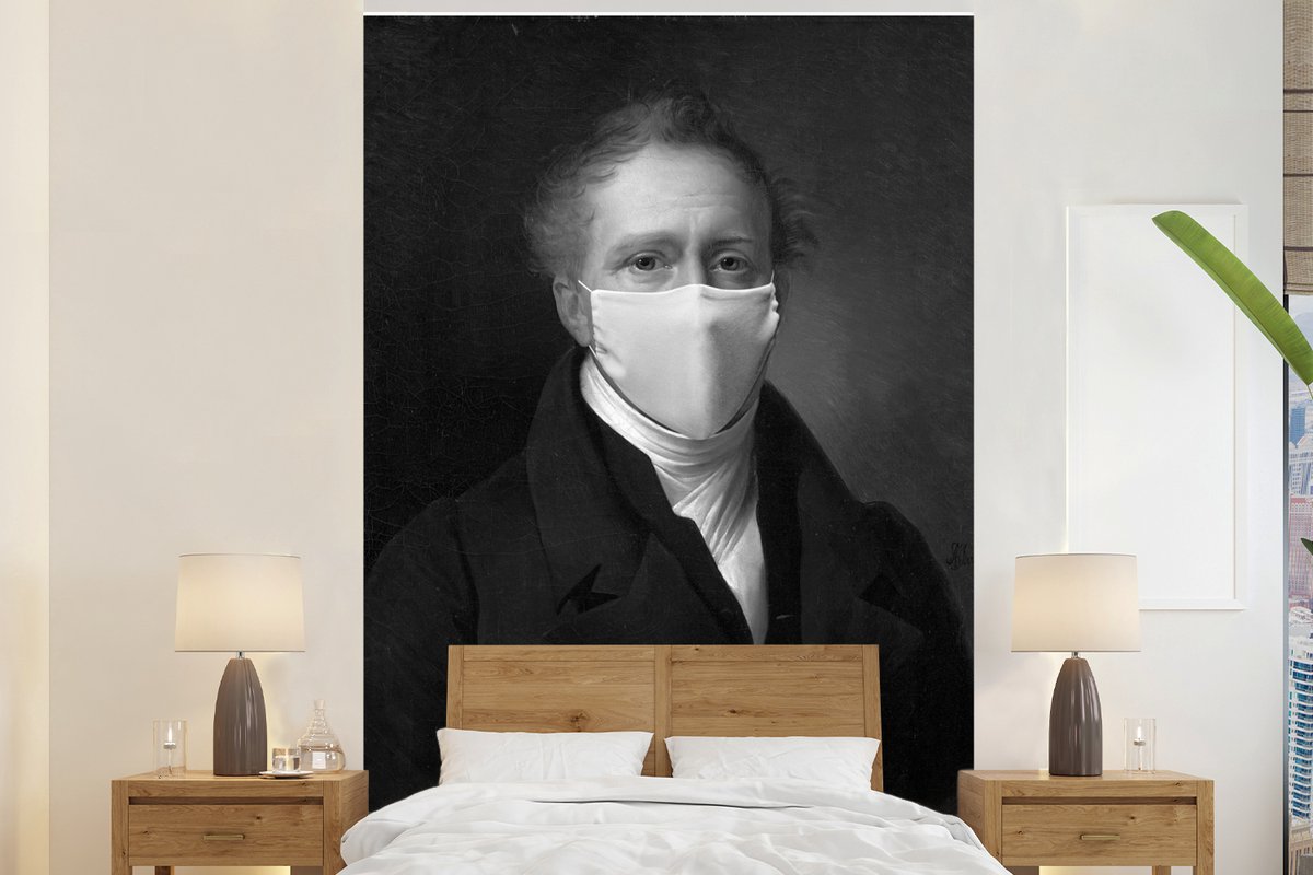 Behang - Fotobehang Daniel Francis Schas met een wit mondkapje - een schilderij van Alexandre Jean Dubois Drahonet - zwart wit - Breedte 170 cm x hoogte 260 cm