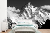 Behang - Fotobehang Top van de K2 berg - zwart wit - Breedte 390 cm x hoogte 260 cm