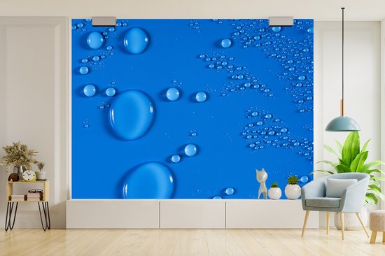 Gouttes sur un fond d' fotobehang bleu vif