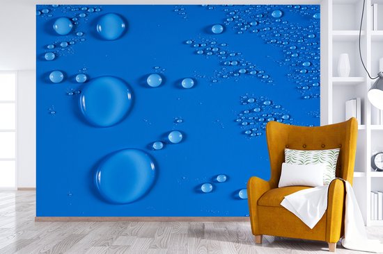 Gouttes sur un fond d' fotobehang bleu vif