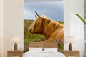 Behang - Fotobehang Schotse hooglander - Bloemen - Gras - Breedte 200 cm x hoogte 300 cm