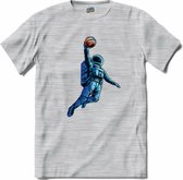 Astronaut Met Basketbal | Ruimte - Astronaut - Basketbal - T-Shirt - Unisex - Donker Grijs - Gemêleerd - Maat XXL