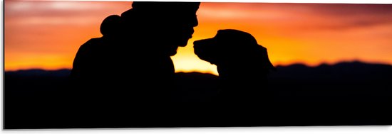 WallClassics - Dibond - Silhouet van Man met Muts met Zijn Hond - 90x30 cm Foto op Aluminium (Wanddecoratie van metaal)