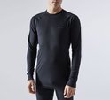 Man in zwart, nauwsluitend thermoshirt met lange mouwen, ribbelstructuur en Craft logo op de borst.