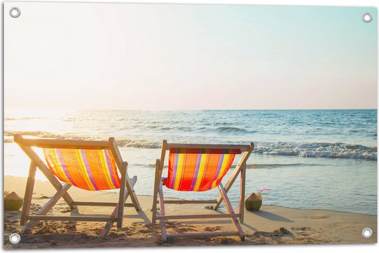 Tuinposter – Twee Oranje Ligbedden op het Strand - 75x50 cm Foto op Tuinposter (wanddecoratie voor buiten en binnen)