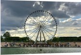 PVC Schuimplaat - Groot Toeristisch Reuzenrad in Parijs onder Donkere Wolken, Frankrijk - 120x80 cm Foto op PVC Schuimplaat (Met Ophangsysteem)
