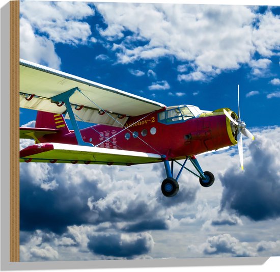 WallClassics - Hout - Rode Zweefvliegtuig in de Lucht - 50x50 cm - 9 mm dik - Foto op Hout (Met Ophangsysteem)