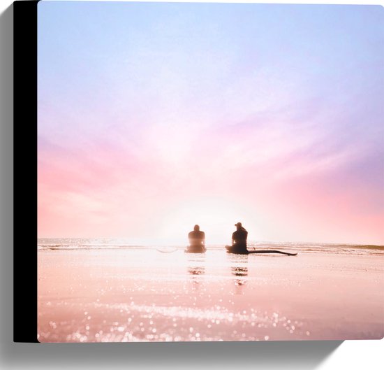 WallClassics - Canvas - Duo zittend aan het Water op het Strand bij Pastellucht - 30x30 cm Foto op Canvas Schilderij (Wanddecoratie op Canvas)