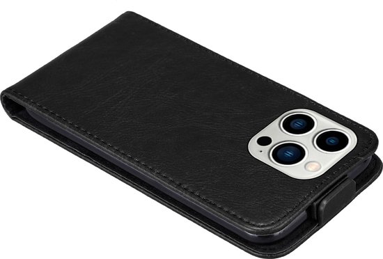 Zwarte flipcase met de telefoon erin, zicht op de achterkant en camera.
