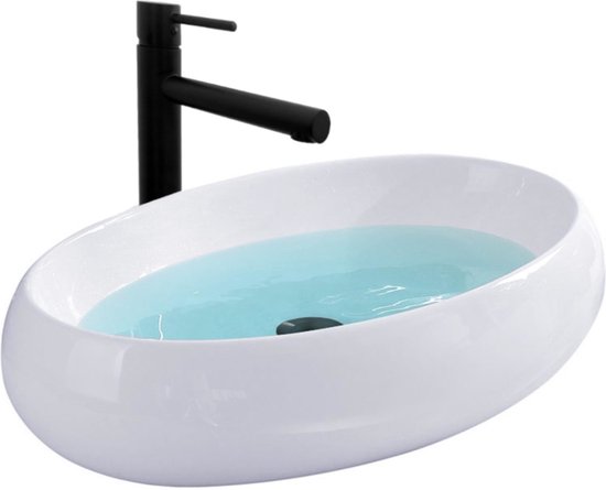 Lavis ovale blanc avec de l'eau bleu clair et un robinet noir.