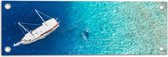 Tuinposter – Bovenaanzicht van Toeristen bij Grote Boot op Open Zee - 60x20 cm Foto op Tuinposter (wanddecoratie voor buiten en binnen)