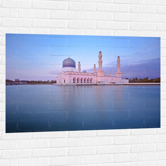 Muursticker - Meer voor Masjid Bandaraya Kota Kinabalu Moskee in Maleisië in de Avond - 120x80 cm Foto op Muursticker
