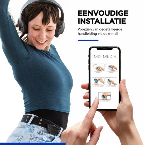 Vrolijke vrouw met zwarte koptelefoon danst, en een smartphone met installatie-instructies voor oorkussens.