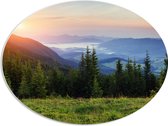 PVC Schuimplaat Ovaal - Ondergaande Zon in een Landschap vol Bergen - 80x60 cm Foto op Ovaal (Met Ophangsysteem)