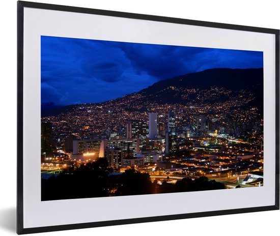 Fotolijst incl. Poster - Stad van Medellín schemer achter de heuvel Nutibara - 60x40 cm - Posterlijst