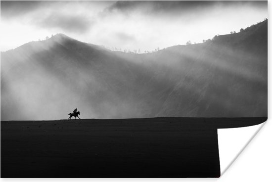 Poster - Silhouet van een ruiter tussen de bergen in zwart-wit