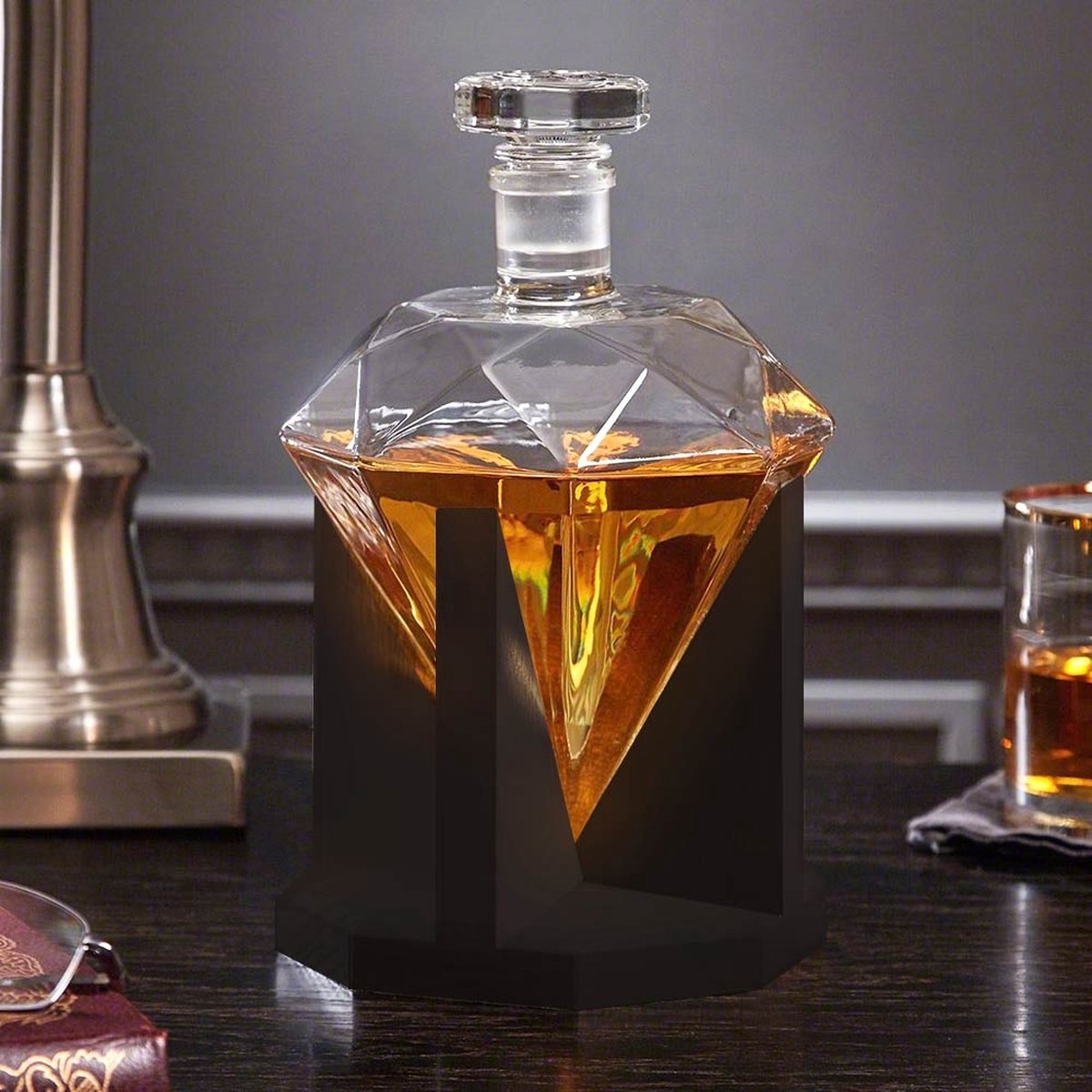 MikaMax Whiskey Karaf Diamant - Whiskey Decanter - Optimaal Behoudt van Whiskey Smaak - Inclusief Eiken Voet, Ijstang, Trechter, Fluwelen Zakje met 9 Whisky Stenen - 850ml