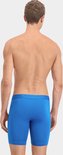 Een man met een kobaltblauwe Puma boxer brief (achterkant).