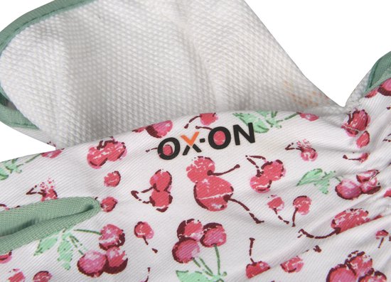 Close-up van de buitenkant van een witte tuinhandschoen met een kersenpatroon en het OX-ON logo.