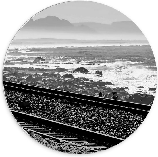 WallClassics - PVC Schuimplaat Muurcirkel - Treinrails aan het Zeewater (zwart/ wit) - 70x70 cm Foto op Muurcirkel (met ophangsysteem)