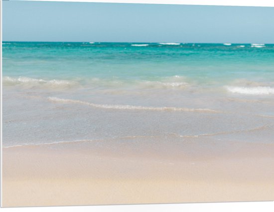 WallClassics - PVC Schuimplaat- Wit Strand met Helderblauwe Oceaan - 100x75 cm Foto op PVC Schuimplaat