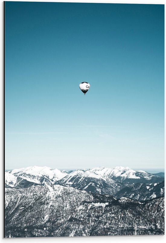 Dibond - Zwart met Witte Luchtballon boven Besneeuwde Bergen - 40x60 cm Foto op Aluminium (Met Ophangsysteem)